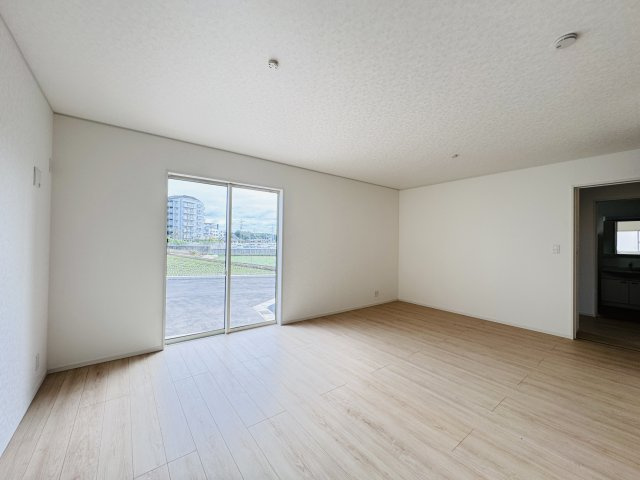 松戸市六実５丁目新築戸建（六実第12）の居間・リビング|18帖リビングダイニングキッチン