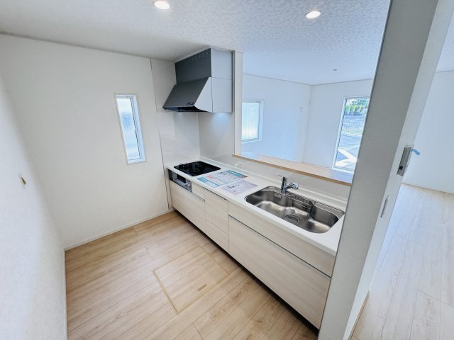 松戸市六実５丁目新築戸建（六実第12）のキッチン|広々システムキッチン・シンクの水栓には浄水器がついてます！