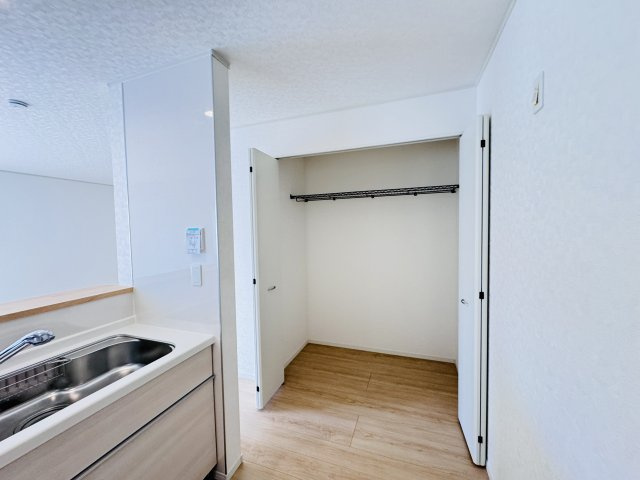松戸市六実５丁目新築戸建（六実第12）の収納|キッチン横・パントリースペース