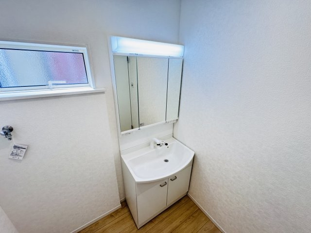 松戸市六実５丁目新築戸建（六実第12）の独立洗面台|シャワーヘッド付き三面鏡洗面化粧台