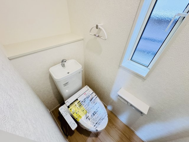 松戸市六実５丁目新築戸建（六実第12）のトイレ|温水洗浄暖房便座つきトイレ