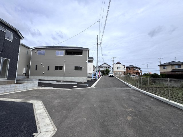 松戸市六実５丁目新築戸建（六実第12）の前面道路含む現地写真|東側前面道路・幅員約5.5ｍ