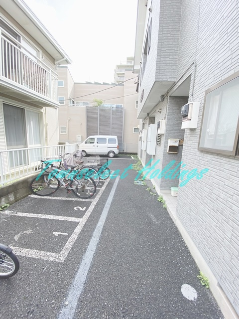 茅ヶ崎市赤松町のアパートのエントランス