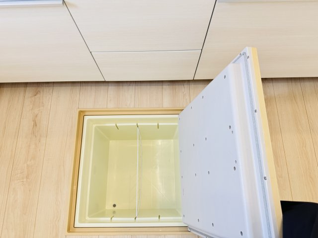 松戸市六実５丁目新築戸建（六実第12）のキッチン|キッチン床下収納