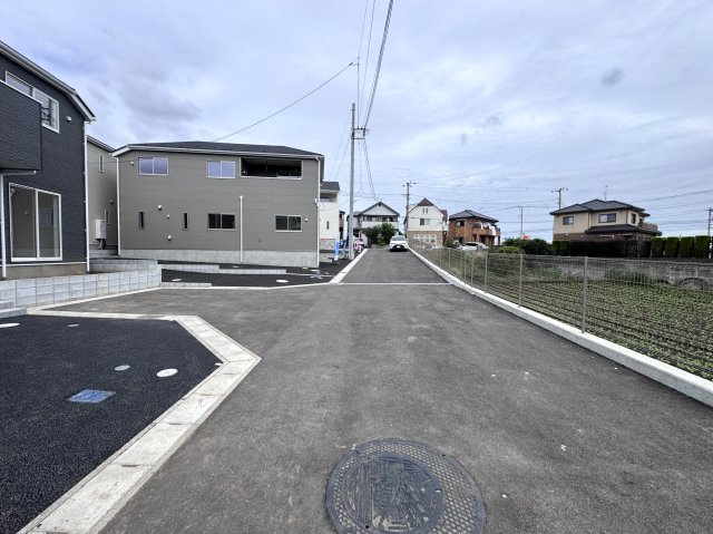 松戸市六実５丁目新築戸建（六実第12）の前面道路含む現地写真|東側前面道路・幅員約5.5ｍ