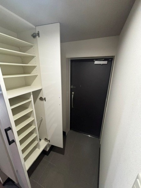 Ｔｈｅ　Ｓｈｉｎａｇａｗａ　Ｅａｓｔ　Ｒｅｓｉｄｅｎｃｅの玄関|落ち着いた玄関です