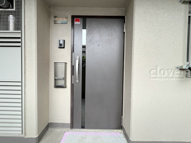 【その他共用部分】 | アドミレー成増 | 皆様をお迎えする、お部屋の玄関ドア。開けやすさや開放角度、ドアノブの操作しやすさや鍵の形状などを、現地で一度ご確認ください。～即日のご見学可能～　お問合せはお気軽にどうぞ。
