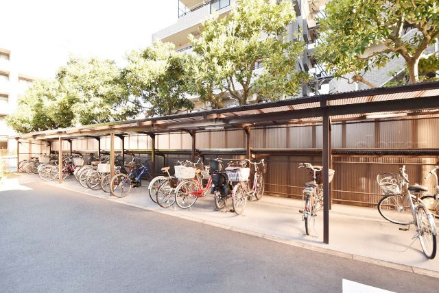 【駐輪場】 | アドミレー成増 | 自転車置き場。マンションの共用部にあたります。空きの有無や駐輪料金、各戸の台数制限などについては、改めてお問い合わせください。～即日のご見学可能～　お問合せはお気軽にどうぞ。