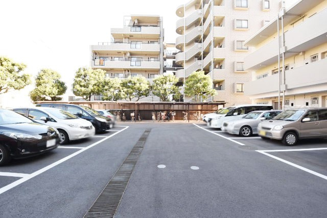 【駐車場】 | アドミレー成増 | マンションの駐車場スペース。空きの有無や駐車料金、サイズ規定などについては、改めてお問い合わせください。～即日のご見学可能～　お問合せはお気軽にどうぞ。