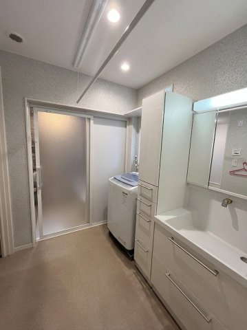 【洗面所】 | 西持田町中古戸建 | 脱衣スペースもあります