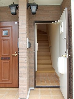 【玄関】 | クィーンベル　Ⅱ | 収納もある玄関です