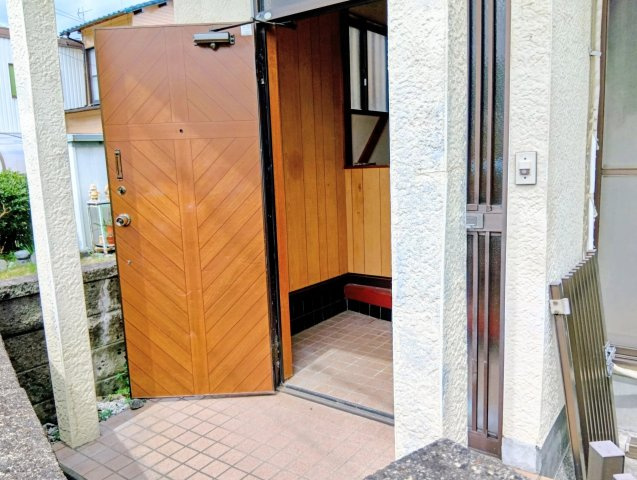売中古戸建　静岡市葵区南沼上1丁目の玄関|木の風合いが印象的な玄関扉。扉を開けると、落ち着いた雰囲気の空間が広がります♪