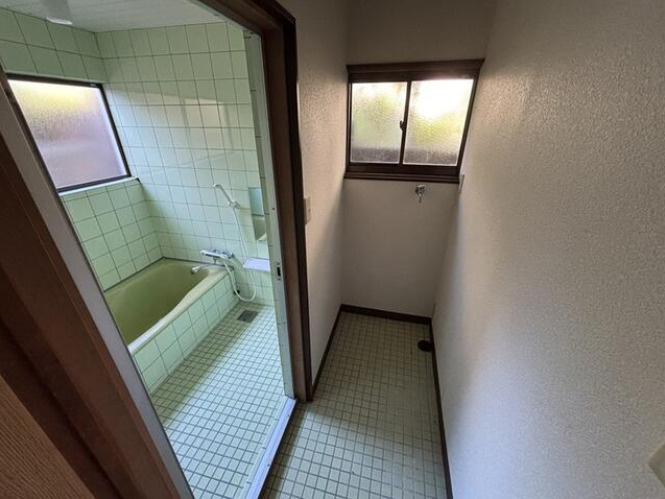 「1階ガレージ」高知市瀬戸西町2丁目　中古一戸建ての浴室|レトロなタイル貼りの浴室♪