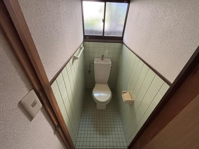 「1階ガレージ」高知市瀬戸西町2丁目　中古一戸建てのトイレ|窓付きで換気よく使用できるトイレ♪