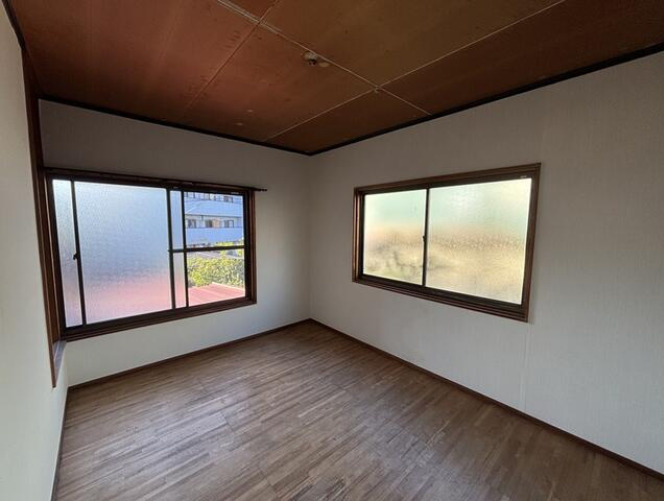 「1階ガレージ」高知市瀬戸西町2丁目　中古一戸建ての洋室|2面の窓からの自然光で明るい室内♪