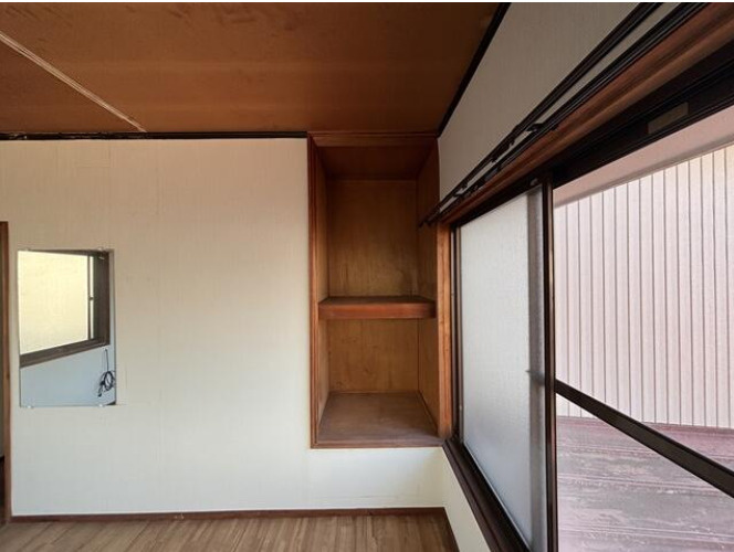 「1階ガレージ」高知市瀬戸西町2丁目　中古一戸建ての洋室|作り付けの棚で収納力あり☆