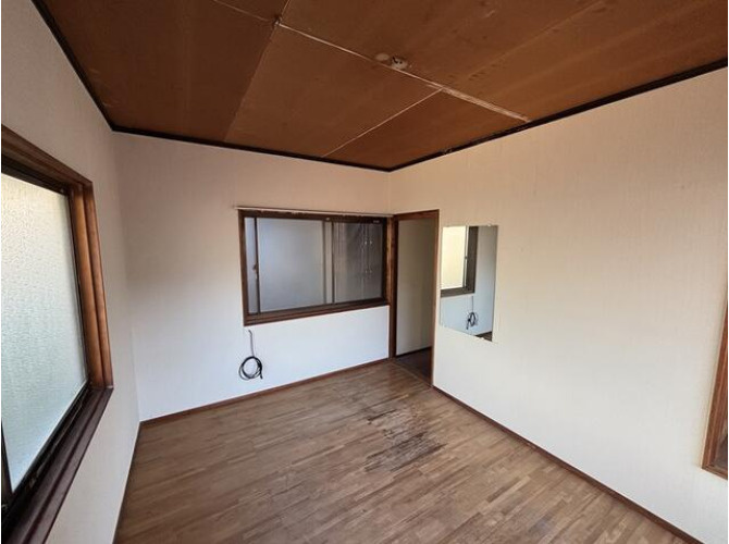 「1階ガレージ」高知市瀬戸西町2丁目　中古一戸建ての洋室|窓が多く、採光・風通しともに良好です♪