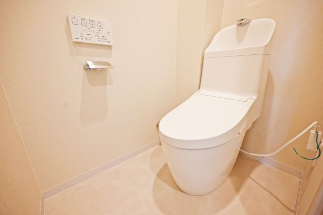 西宮東パーク・マンションのトイレ|清潔感のあるトイレ空間で、毎日快適にご利用いただけるよう配慮されたシンプルで機能的な設備となっています。