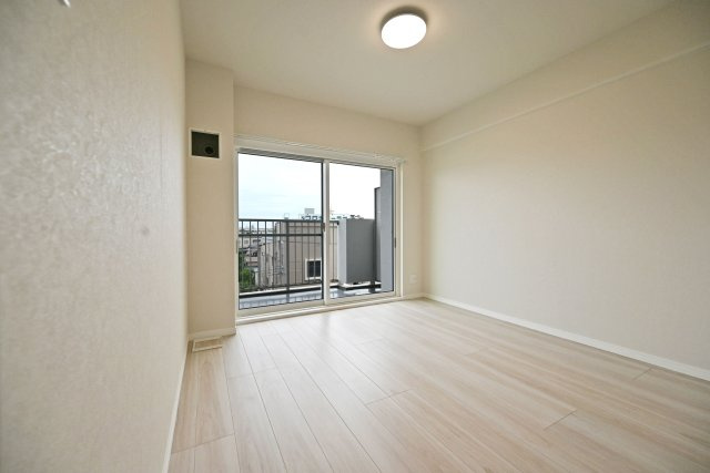 西宮東パーク・マンションの寝室|-洋室約5.4帖-
バルコニーに面した明るく開放感のある洋室です。大きな窓から光と風を取り込みやすく、心地よく過ごせる空間です。