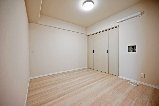 西宮東パーク・マンションの洋室|-洋室約4.8帖-
家具の配置がしやすい間取りの洋室で、ベッドやデスクなども無理なく置ける使い勝手の良い空間です。