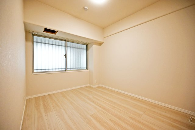西宮東パーク・マンションの子供部屋|-洋室約5.0帖-
シンプルな内装で、家具やインテリアを合わせやすい洋室。お好みのスタイルでコーディネートを楽しめる空間です。



