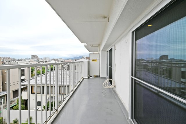 西宮東パーク・マンションのバルコニー|ゆとりある広さのバルコニーで、洗濯物や布団干しにも十分なスペースがあり、実用性の高い快適な屋外空間です。