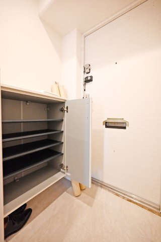 西宮東パーク・マンションの玄関|すっきりとした印象の空間。収納も備わっており、靴や小物を整理して気持ちよくお客様を迎えられます。