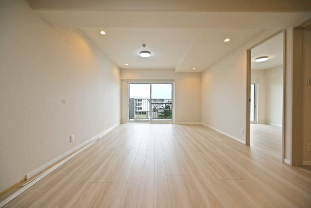 西宮東パーク・マンションの居間・リビング|南向きならではの明るい陽射しが差し込むLDKです。日中は自然光に包まれ、開放感あふれる空間でお過ごしいただけます。