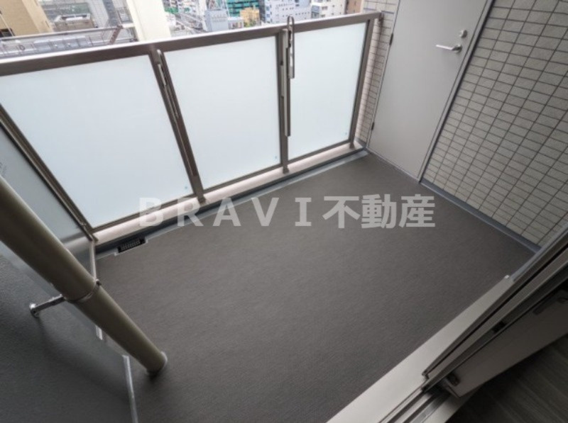 ラシュレ北浜 BRAVI不動産のバルコニー|【ラシュレ北浜】防災備蓄倉庫付きのベランダ
