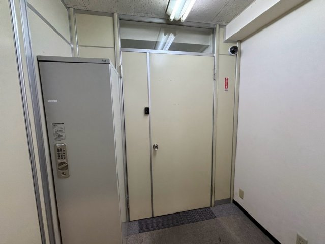 巣鴨桜並木通りビルの玄関