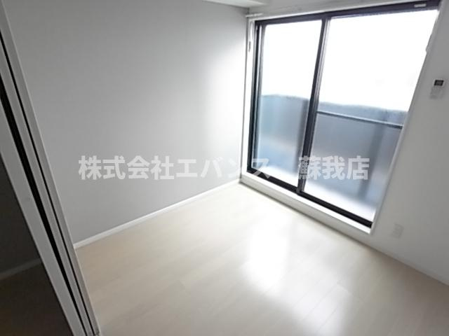 【寝室】 | CAREL浜野A（キャレル） | 広くて明るい寝室