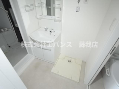 【洗面所】 | CAREL浜野A（キャレル） | 明るい洗面所です