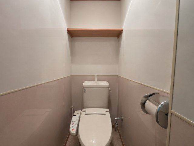 カサグランデ加美のトイレ|温水洗浄便座付きのトイレ。上部には棚があり、トイレットペーパーや掃除用品などを置ける実用的なスペースを確保。居住空間と分離された落ち着きのある空間です♪