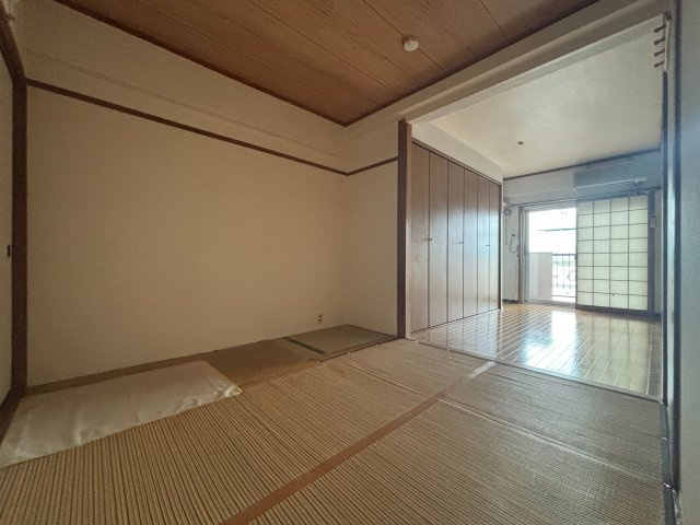 カサグランデ加美の和室|洋室とつながる和室は、扉を開ければ空間に広がりが生まれます。客間や寝室、くつろぎスペースなど用途を選ばず、ライフスタイルに合わせて使い分けられる一室です♪