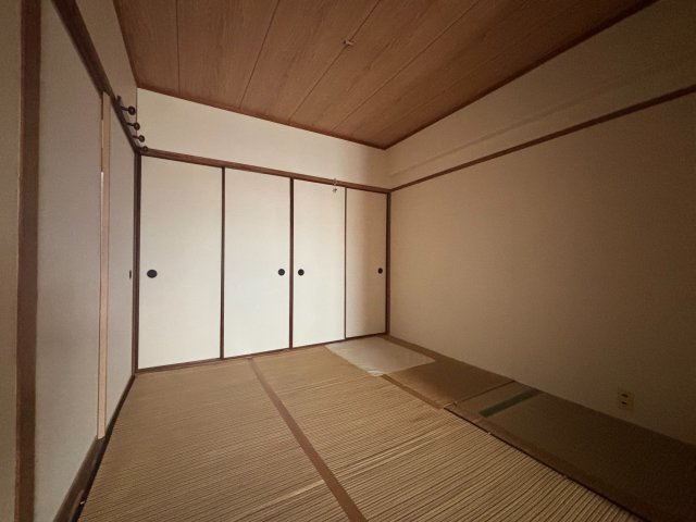 カサグランデ加美の和室|落ち着いた雰囲気の和室。壁一面に収納が設けられており、布団や季節用品などもすっきり収めやすい空間です。寝室はもちろん、来客時の客間としても活躍します♪