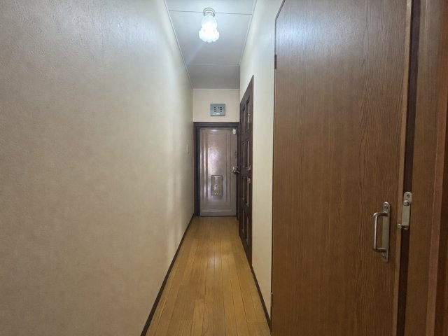 カサグランデ加美の玄関|玄関から各居室へつながる、すっきりとした廊下。生活空間が玄関から直接見えにくく、プライバシーにも配慮された間取りです。収納扉もあり、住空間を有効活用できます◎