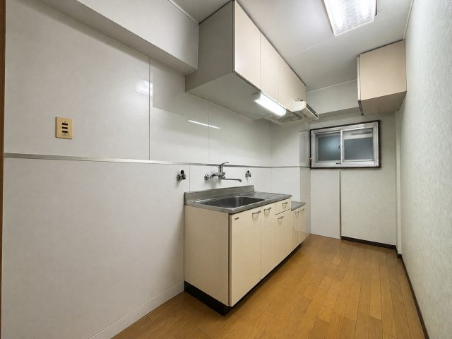 カサグランデ加美のキッチン|作業スペースを確保した使い勝手の良いキッチン。吊戸棚や下部収納もあり、調理器具や食器類を整理しやすい設計です。窓があるため、調理中の換気がしやすいのもうれしいポイントです♪