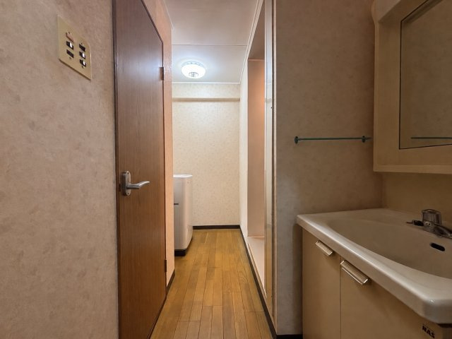 カサグランデ加美の洗面所|洗面室から廊下へつながる動線。洗面・入浴・洗濯などの水まわりがまとまっており、毎日の家事をスムーズに進めやすい配置です。生活スペースと水まわりを分けやすいのもポイントです◎