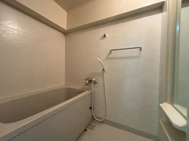 カサグランデ加美の浴室|一日の疲れをゆったり癒やせる浴室。浴槽と洗い場が分かれているため、シャワーだけの日も湯船につかる日も使いやすい空間です。タオル掛けも備わっています♪
