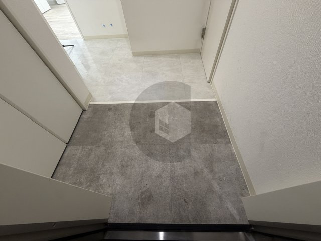 クリエオーレ菱屋東の玄関