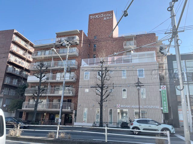 【外観】 | ライオンズマンション高井戸 | 青空によく映える建物です。手入れの行き届いた外壁やマンション正面エントランスなど、綺麗な姿をぜひ一度、現地にてご覧ください。～即日のご見学可能～　お問合せはお気軽にどうぞ。

