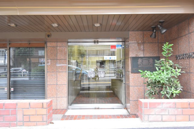 【エントランス】 | ライオンズマンション高井戸 | マンションの正面エントランス。出入りする人間を癒してくれるマンション入り口であり、その建物の「顔」でもあります。～即日のご見学可能～　お問合せはお気軽にどうぞ。
