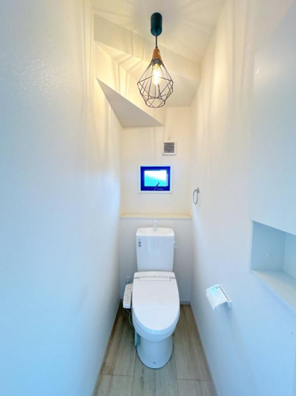 【トイレ】 | 取手市戸頭　中古戸建 | 小窓が付いているので、トイレも明るい空間になっております♪