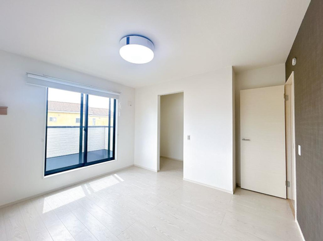 【寝室】 | 取手市戸頭　中古戸建 | バルコニーに面していて、たっぷり光りの入る明るい主寝室です！