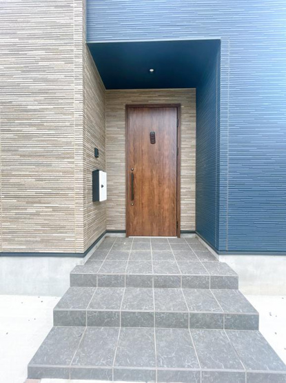 【玄関】 | 取手市戸頭　中古戸建 | 広々とした玄関ポーチ♪雨の日の出入りにも便利なゆとりあるスペース