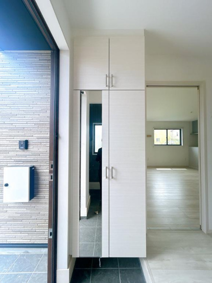 【玄関】 | 取手市戸頭　中古戸建 | 収納力のあるシューズボックスは姿見付き！
お出掛け前に身だしなみをチェックしましょう！