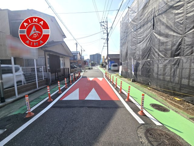 福岡市博多区麦野1丁目第1-4棟（1号棟）の前面道路含む現地写真|前面道路は閑静な住宅地をはしる車通りの少ない道路。お車の出し入れが苦手なママや小さなお子様にも安心ですね。しっかり舗装もされているので、ベビーカーや自転車で通っても快適に通行できます。