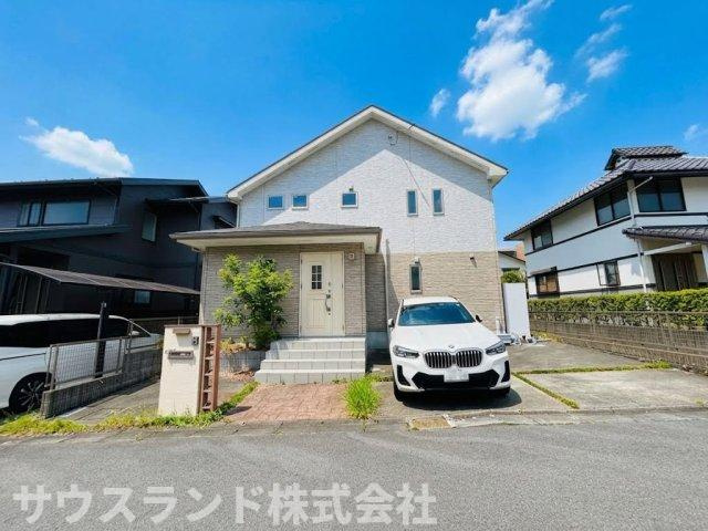 八王子市みなみ野5丁目の外観|白とベージュの落ち着いた外壁が周囲の街並みに調和する邸宅です。玄関までのアプローチには階段があり、防犯面やプライバシーの確保に役立ちます。門柱の横には植栽スペースがあり、緑の潤いを感じられますね。