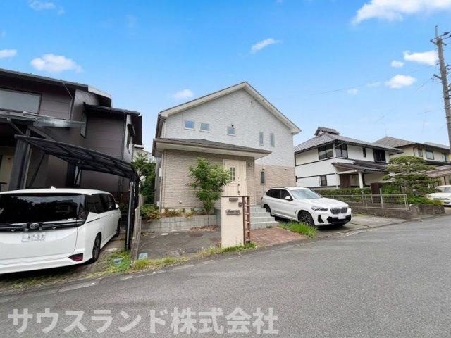 八王子市みなみ野5丁目の前面道路含む現地写真|前面道路は幅員が広く、見通しの良い直線道路となっています。対向車とのすれ違いや、ご自宅の駐車場への出し入れも焦らずゆっくりと行えます。歩行者の確認もしやすいため、毎日の車の出し入れも安心できます。