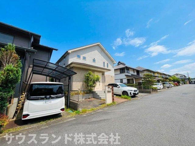 八王子市みなみ野5丁目の前面道路含む現地写真|周辺は高い建物が少なく、青空が広く見える開放的な住環境です。交通量が比較的少ないため、騒音も気になりにくく穏やかに過ごせます。お子様と一緒にご近所をお散歩するのにもぴったりな、落ち着いた街並みです。